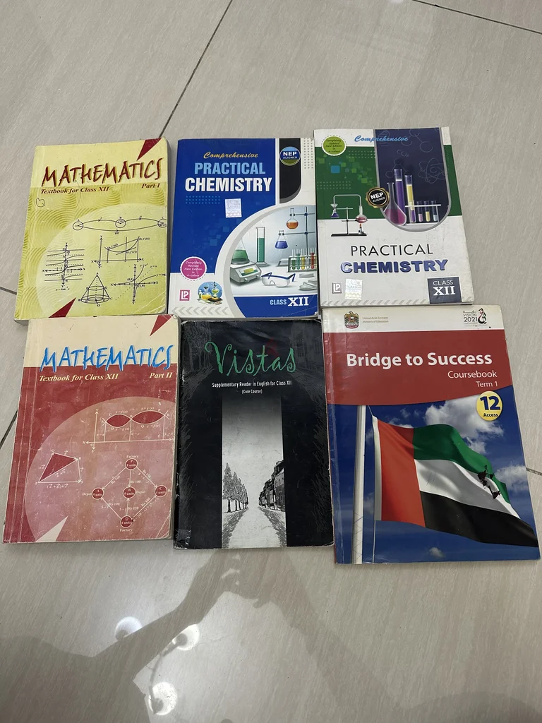 كتاب الصف الثاني عشر معروض للبيع بحالة ممتازة كأنه جديد629326980597771121
