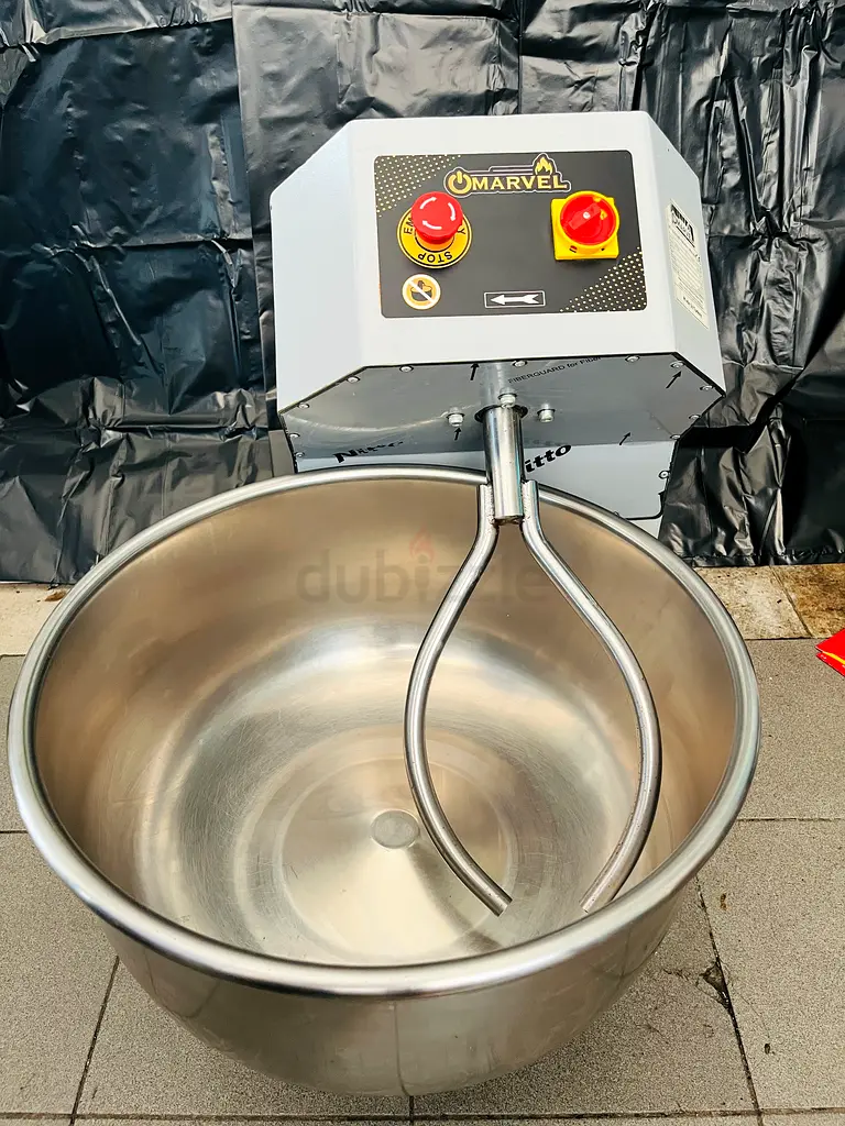 Dough kneading machine