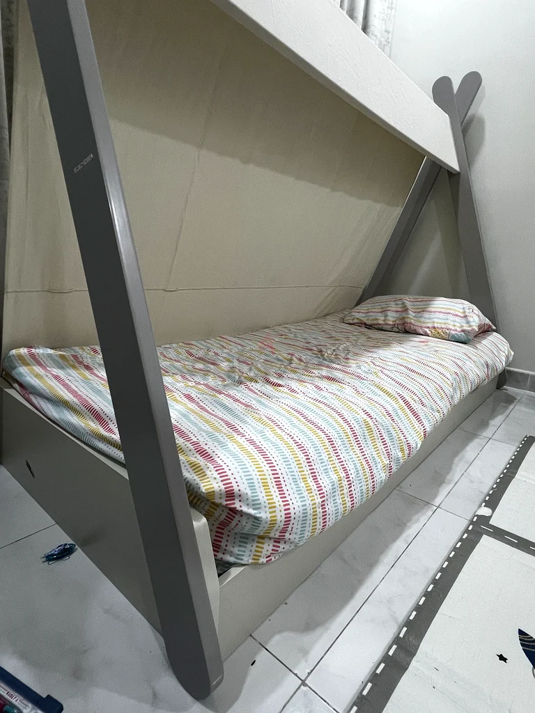 Stylish Kids Bed with Canopy - Perfect for Your Little One!62867839611905114
