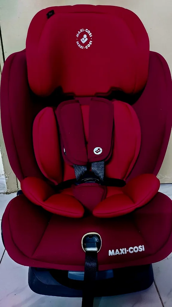 Maxicosi Titan Brand Isofix Carseat From 9 Months to 12 Years of Age -- ALMOST BRAND NEW!!!62930654281859112