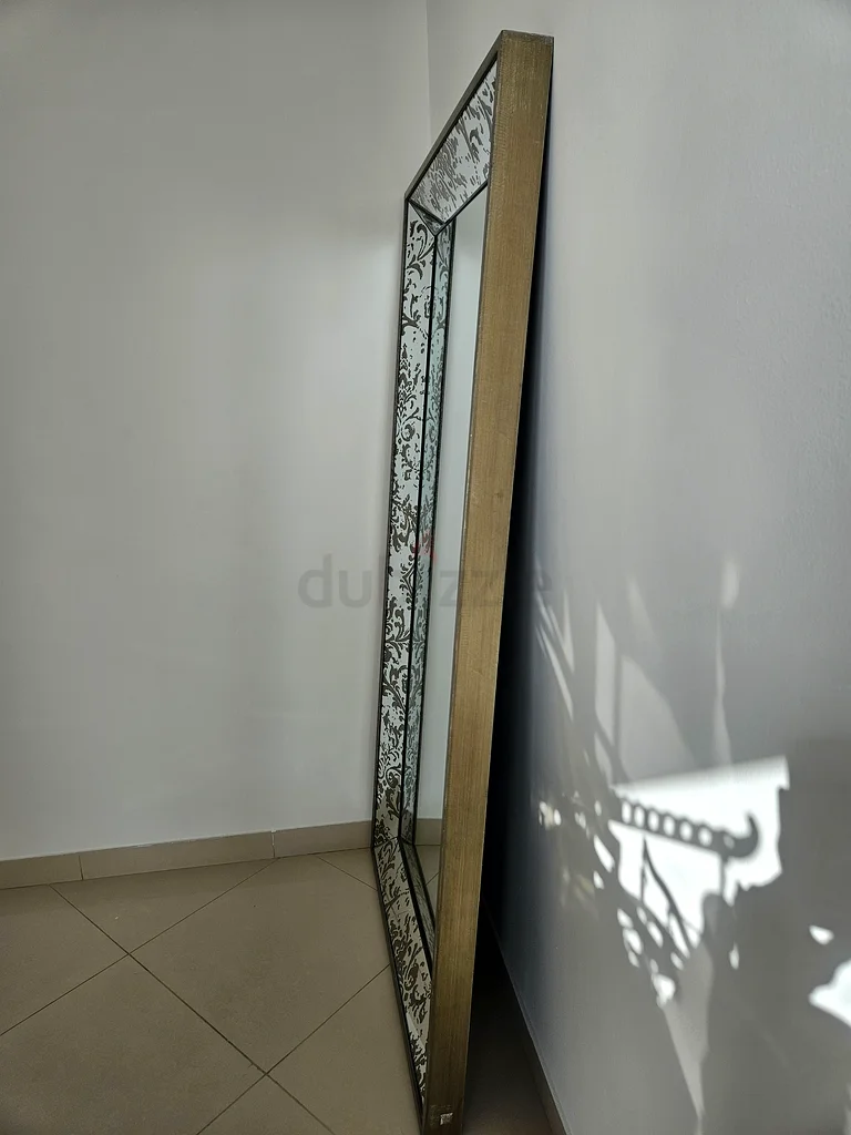 Elegant Wall-Mounted Mirror with Intricate Design from The One628658091896341124
