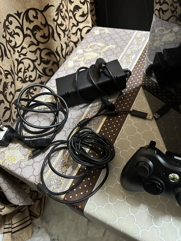 Xbox 360 250 gb+2 controllers+2 charging cable+kinect+6 games+hdmi cable62931678697347111