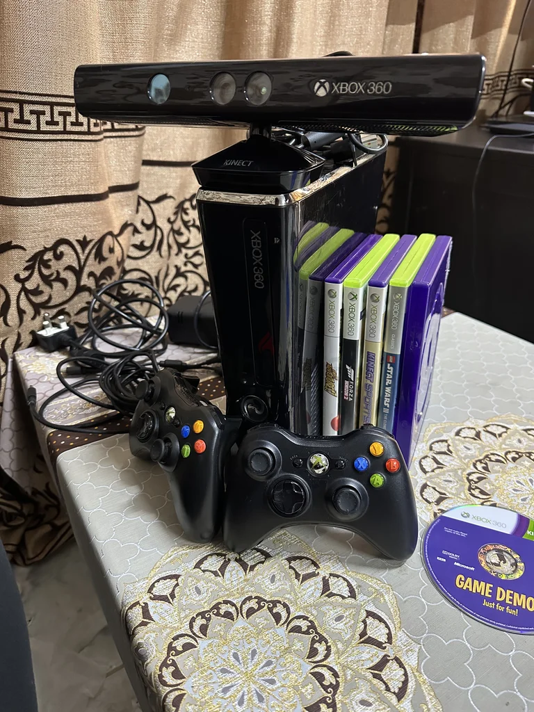 Xbox 360 250 جيجا بايت + وحدتي تحكم + كابلات شحن + حساس الحركة كينيكت + 6 ألعاب + كابل HDMI629316786973471116