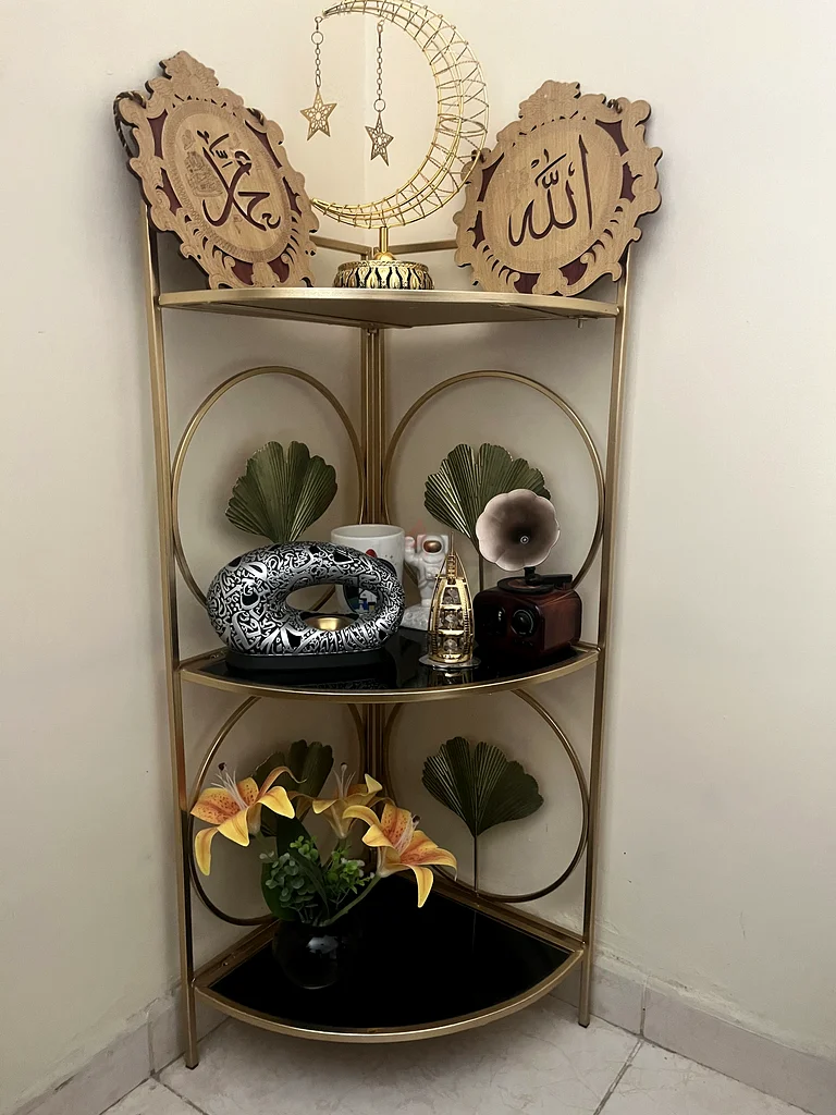 رف رفيع أنيق بتصميم قديم باللون الذهبي مع نمط إسلامي63221860539267112