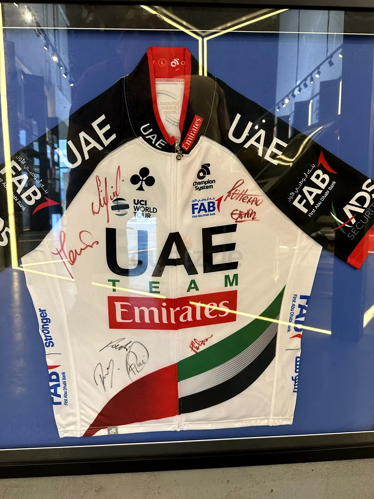 قميص فريق ركوب الدراجات الإماراتي الأصلي الموقّع - فريق 2018 - قطعة نادرة للollection!62930642963201118