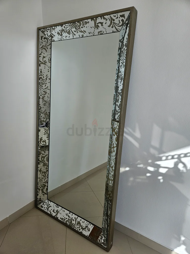 Elegant Wall-Mounted Mirror with Intricate Design from The One62865809189634112