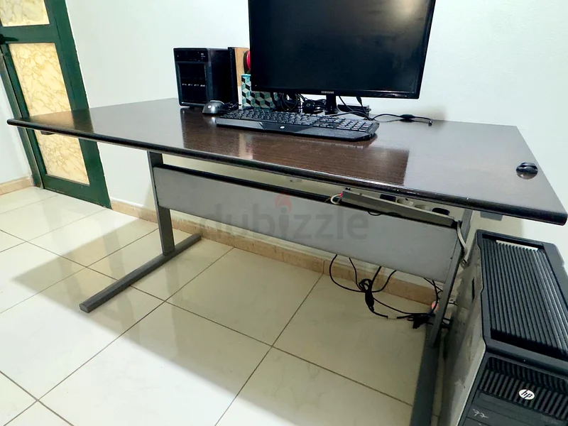 Sleek Modern Office Desk for Sale - Perfect for Your Workspace! Size LxWxH is 139cm x 72cm x 73cm.63221861527043111