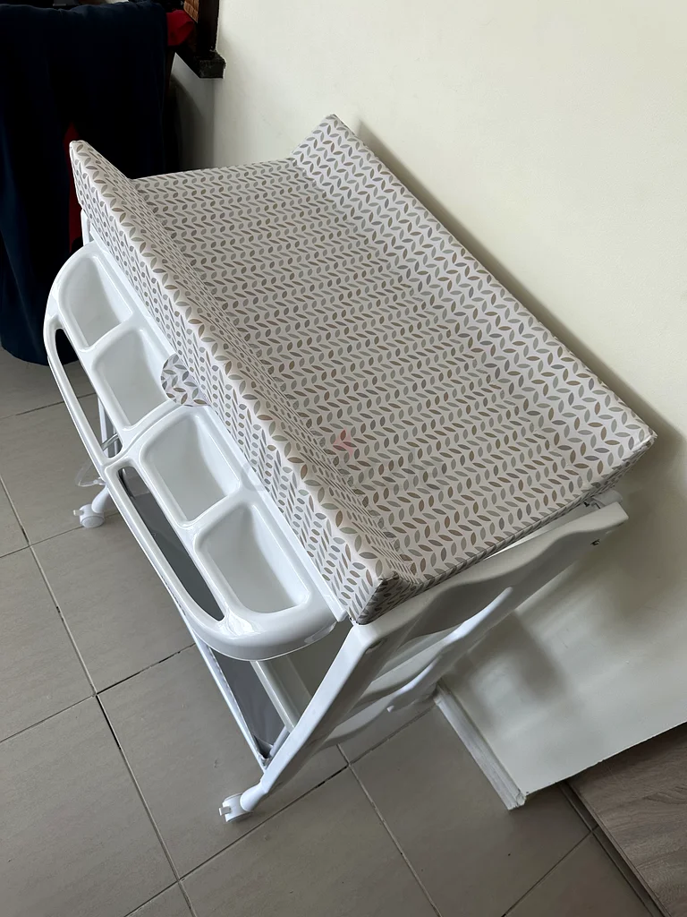 Changing table with bath62864710924546111