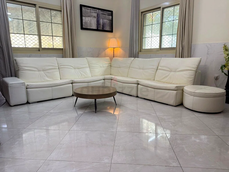 أريكة جلدية دومينو دوو عنصر مع مسند رأس قابل للإزالة حالة جيدة جدًا 325x300 سم من متجر جوتييه63265105576067111