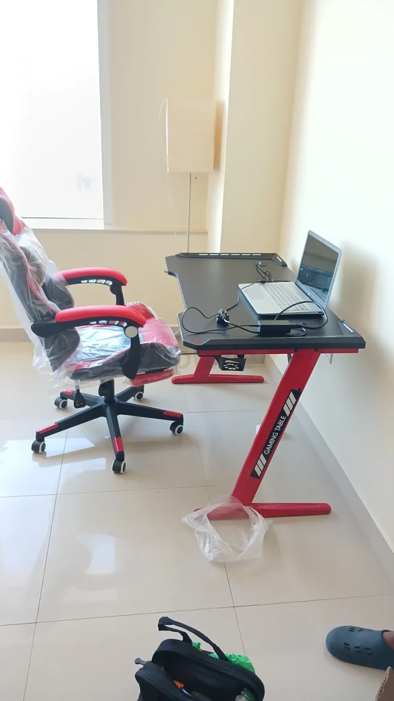 طاولة ألعاب جديدة تمامًا مع كرسي ألعاب متوفر629316813372181121