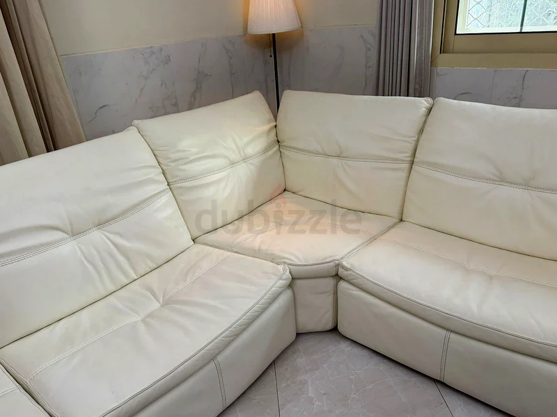 أريكة جلدية دومينو دوو عنصر مع مسند رأس قابل للإزالة حالة جيدة جدًا 325x300 سم من متجر جوتييه63265105576067114