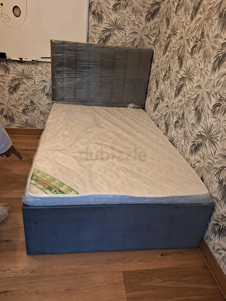 إطار سرير مزدوج بلون رمادي أنيق مع مرتبة - جديد بالكامل!62864709190146111