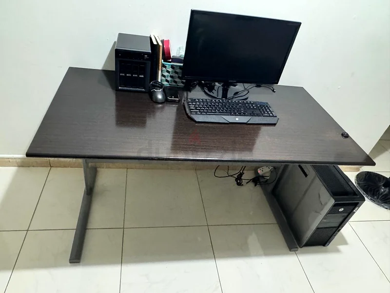 Sleek Modern Office Desk for Sale - Perfect for Your Workspace! Size LxWxH is 139cm x 72cm x 73cm.63221861527043114