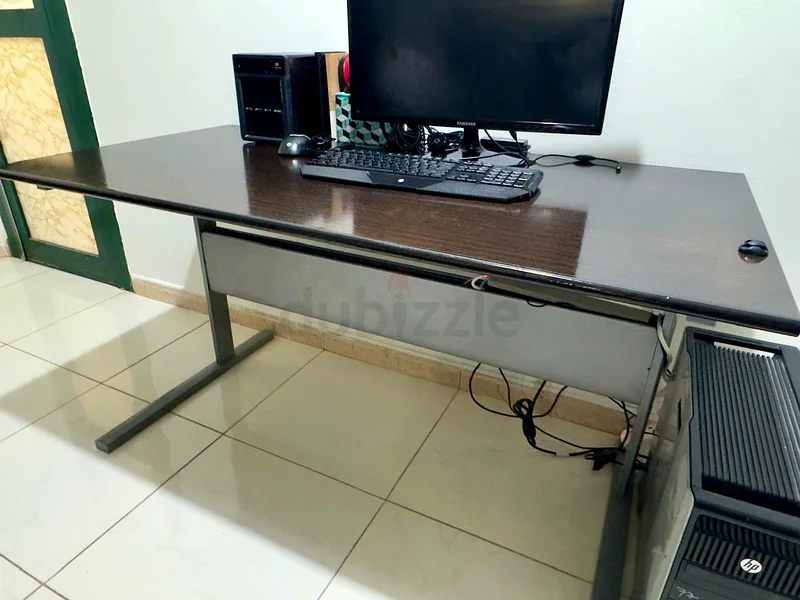 Sleek Modern Office Desk for Sale - Perfect for Your Workspace! Size LxWxH is 139cm x 72cm x 73cm.63221861527043112