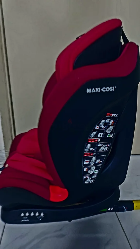 Maxicosi Titan Brand Isofix Carseat From 9 Months to 12 Years of Age -- ALMOST BRAND NEW!!!62930654281859114