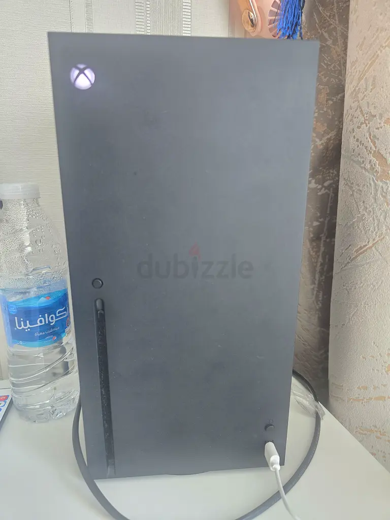 إكس بوكس سيريز إكس (مع عجلة قيادة لوغايتك وعلبة التروس ودواسات السباق) وواحد من وحدات التحكم مع البطارية