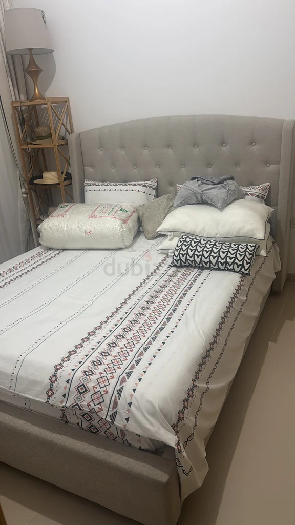 Queen size bed with mattress62867840053250111