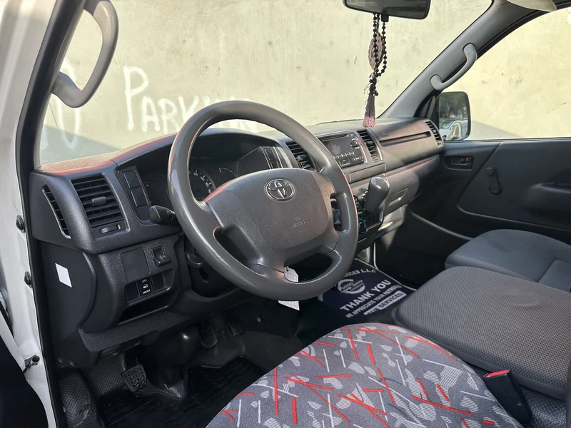 Toyota Hiace Van 201662931645364865111