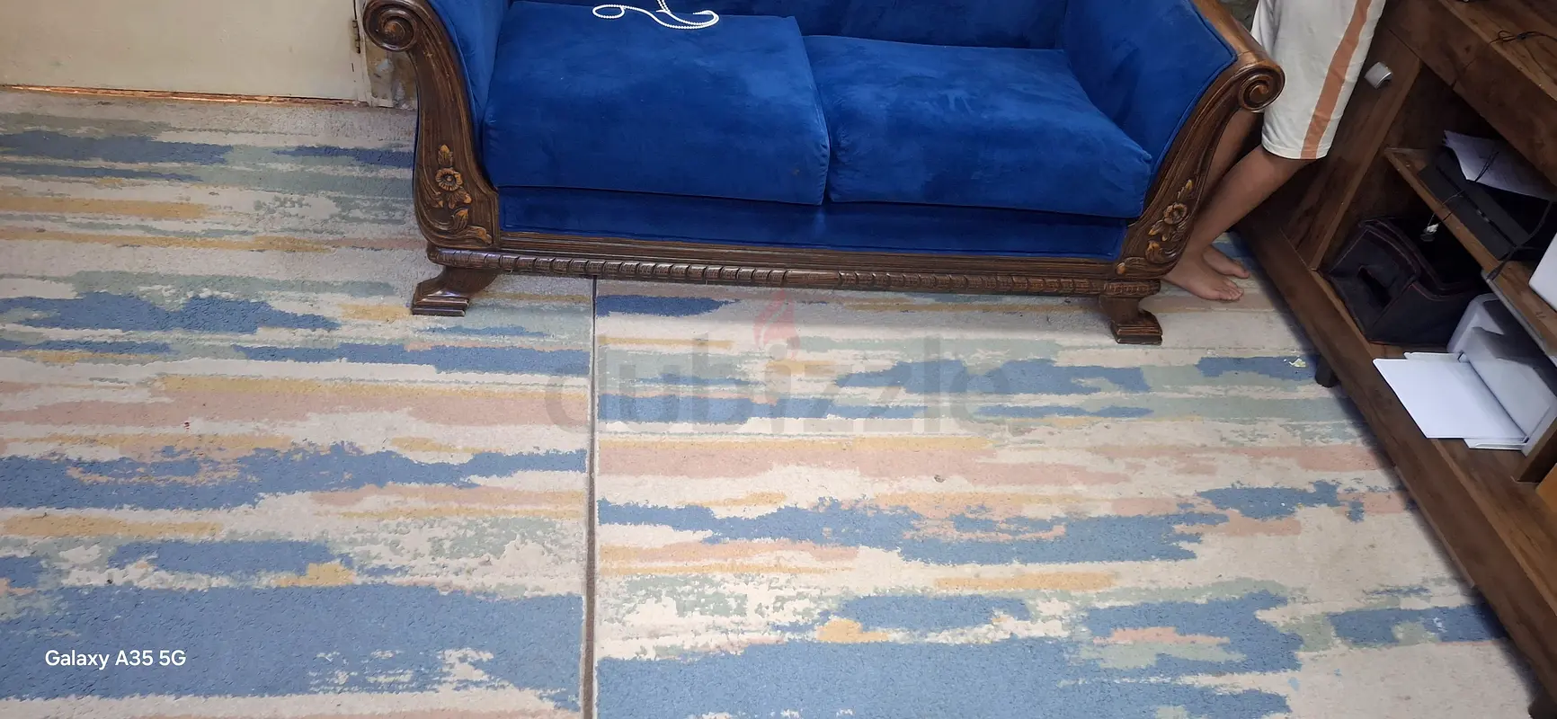 أريكة زرقاء أنيقة مع سجاد ملون للبيع!