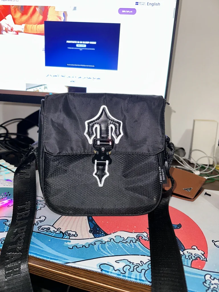 حقيبة متقاطعة من Trapstar، سوداء مع تفاصيل عاكسة629326953638421114