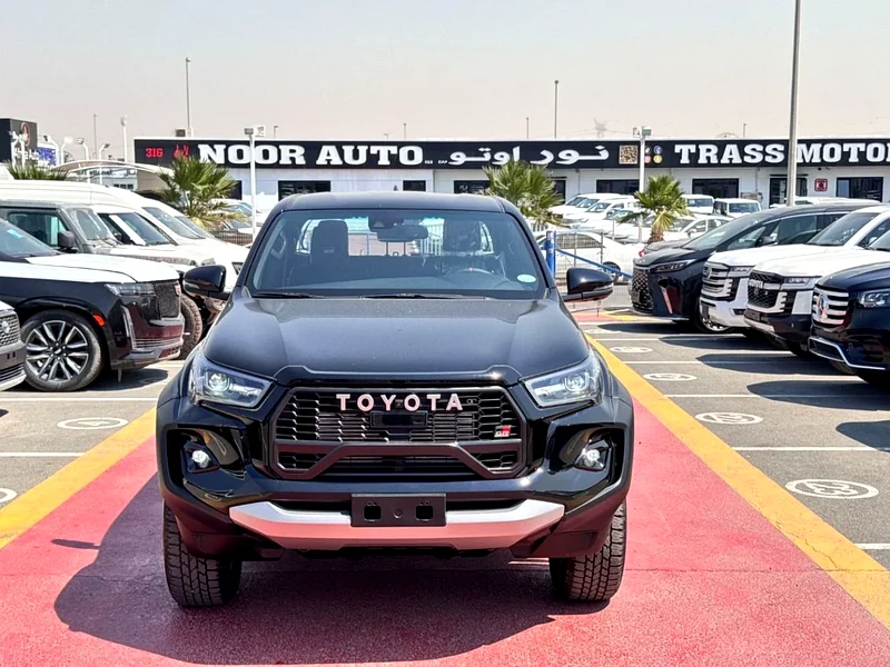 تويوتا هايلوكس 2025 تويوتا هايلوكس GR-S D/CAB P/UP 4X4 2.8 لتر ديزل ناقل حركة أوتوماتيكي إصدار خاص أسود كليًا جديد بالكامل بحالة المصنع62863764963715111