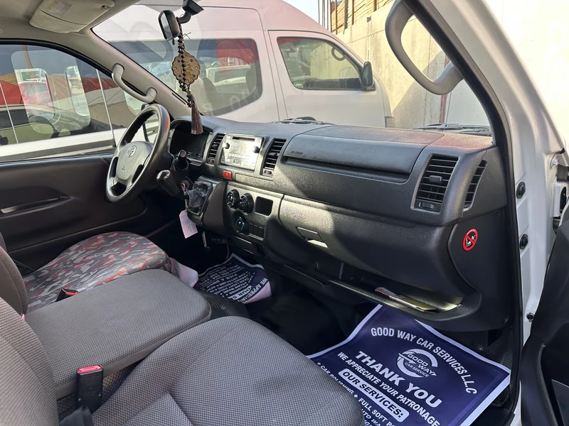 Toyota Hiace Van 201662931645364865112