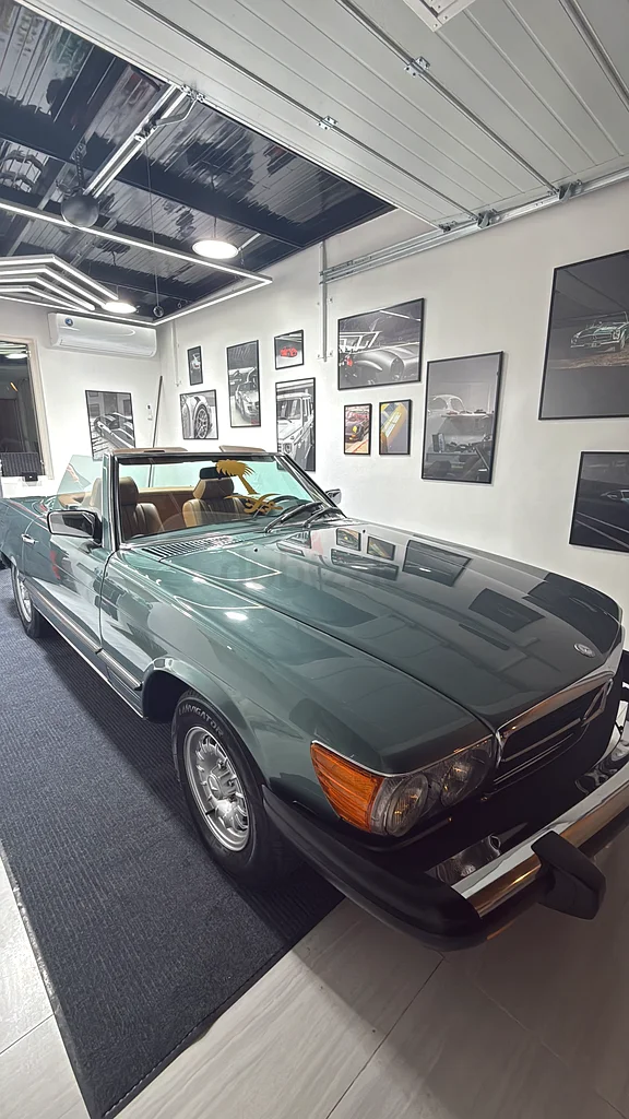 مرسيدس بنز 380 SL (R107) كلاسيكية من عام 1983، فاخرة فريدة مزودة بمحرك V863139212740482114