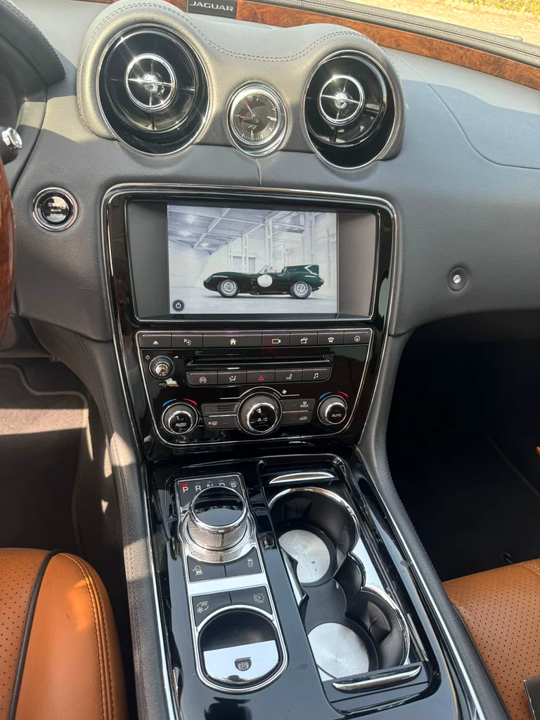 2016 GCC JAGUAR XJ V6 LWB FULLY LOADED SINGLE OWNER  ACCIDENT FREE VERY LESS KM ONLY 2200063221823378177111