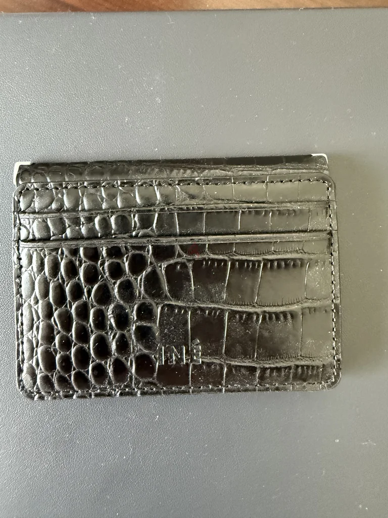 Sleek Mens Wallet - Stylish and Functional!62935675257346111