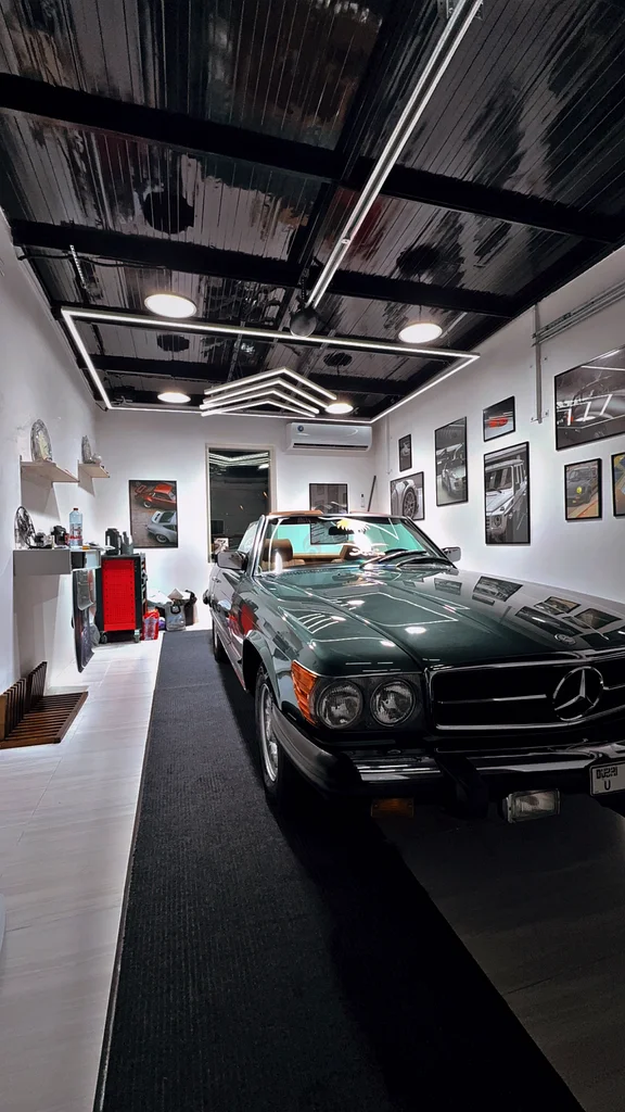 مرسيدس بنز 380 SL (R107) كلاسيكية من عام 1983، فاخرة فريدة مزودة بمحرك V863139212740482112