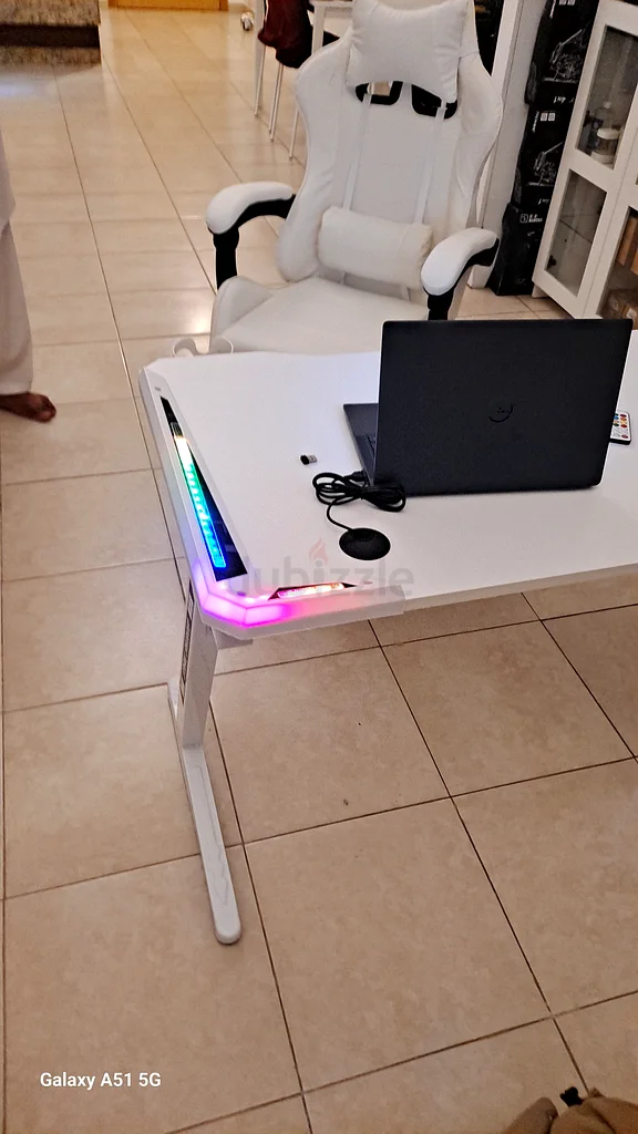 Brand new gaming table with gaming chair available62930645776131111