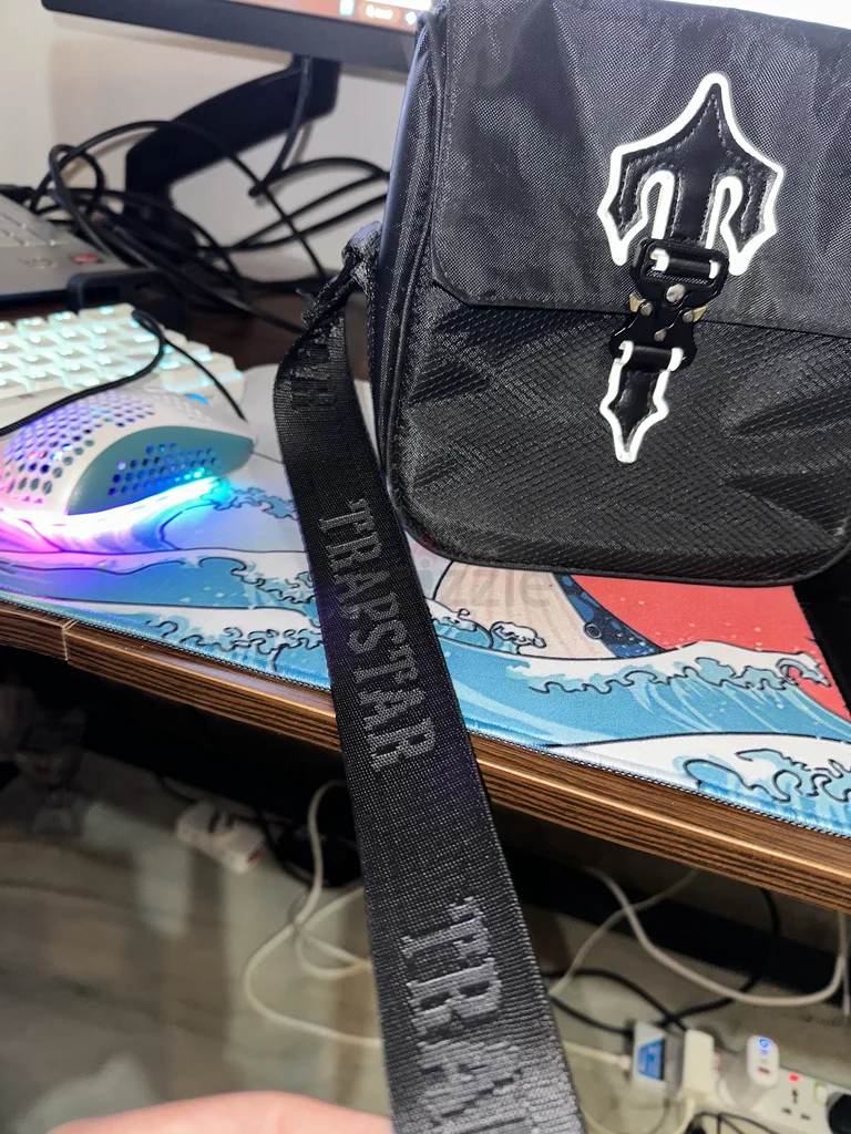 حقيبة متقاطعة من Trapstar، سوداء مع تفاصيل عاكسة62932695363842111