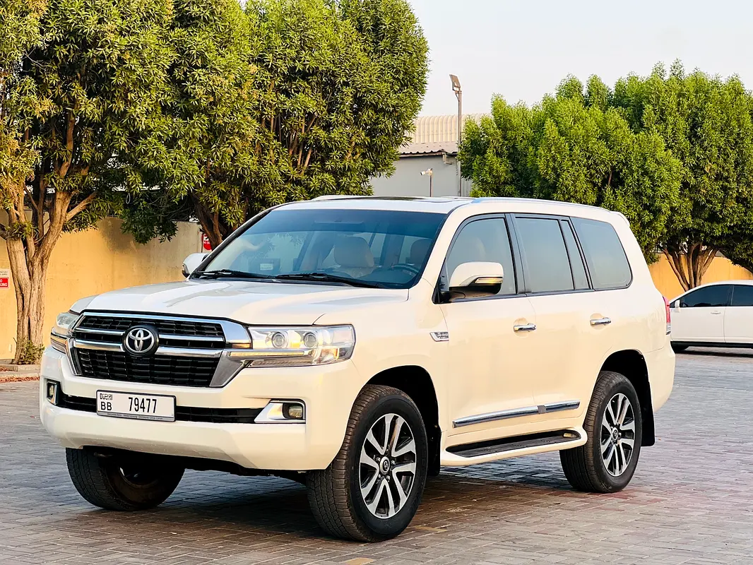 Toyota Land Cruiser 2012 — photo 1 of 13
