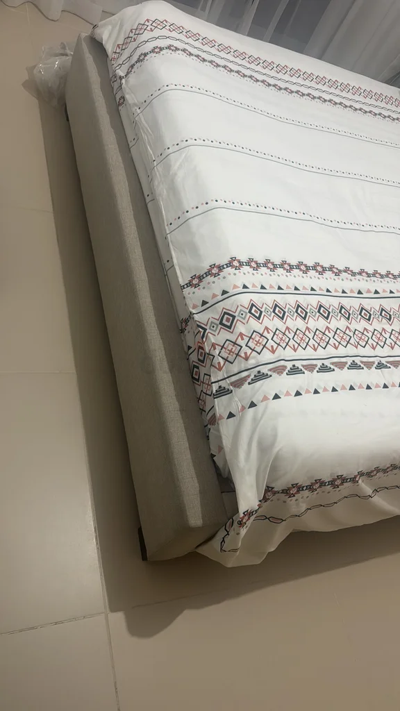 Queen size bed with mattress62867840053250112