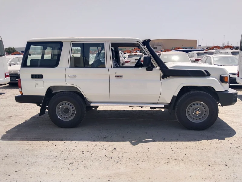 Toyota Land Cruiser 76 series63165691865601111