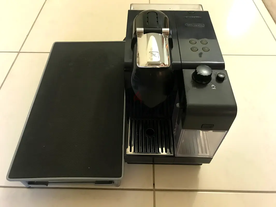 NESPRESSO COFFEE MACHINE WITH FREE COFFEE CAPSULE TRAY HOLDER