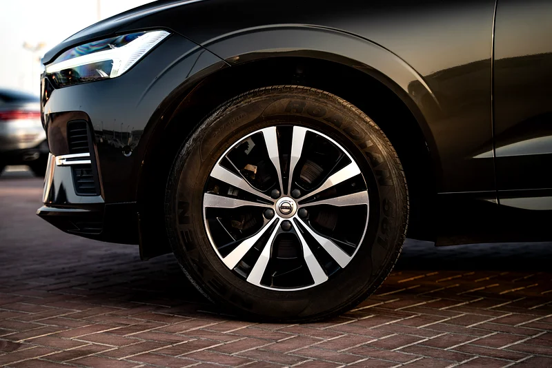 فولفو XC60 B5 دفع أمامي MOMENTUM 2022 كيلومترات قيادة منخفضة خليجي63178403093889112