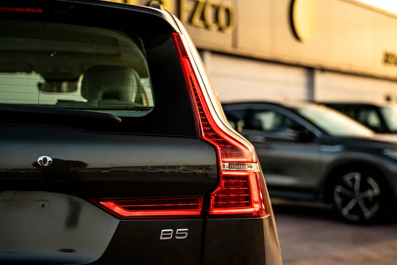 فولفو XC60 B5 دفع أمامي MOMENTUM 2022 كيلومترات قيادة منخفضة خليجي63178403093889114