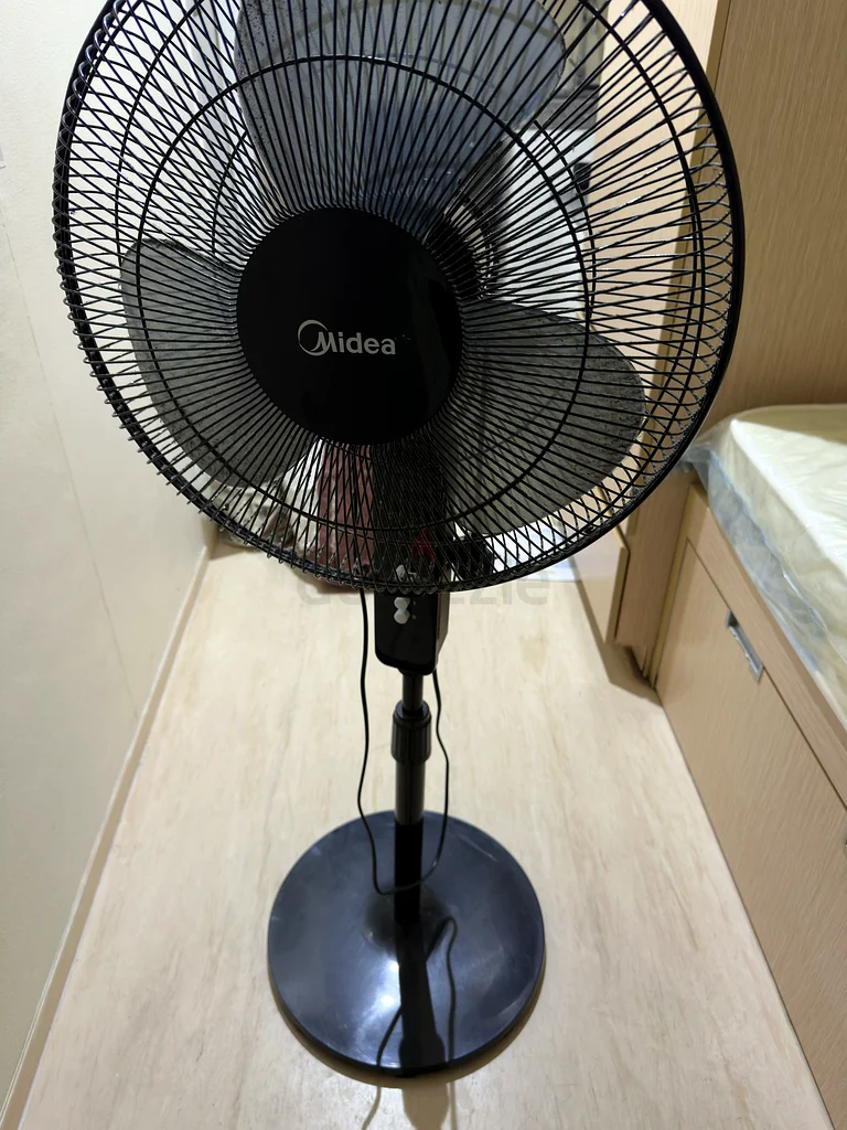 استمتع بفصل الصيف مع مروحة قابلة للوضع موثوقة!63219826496130111