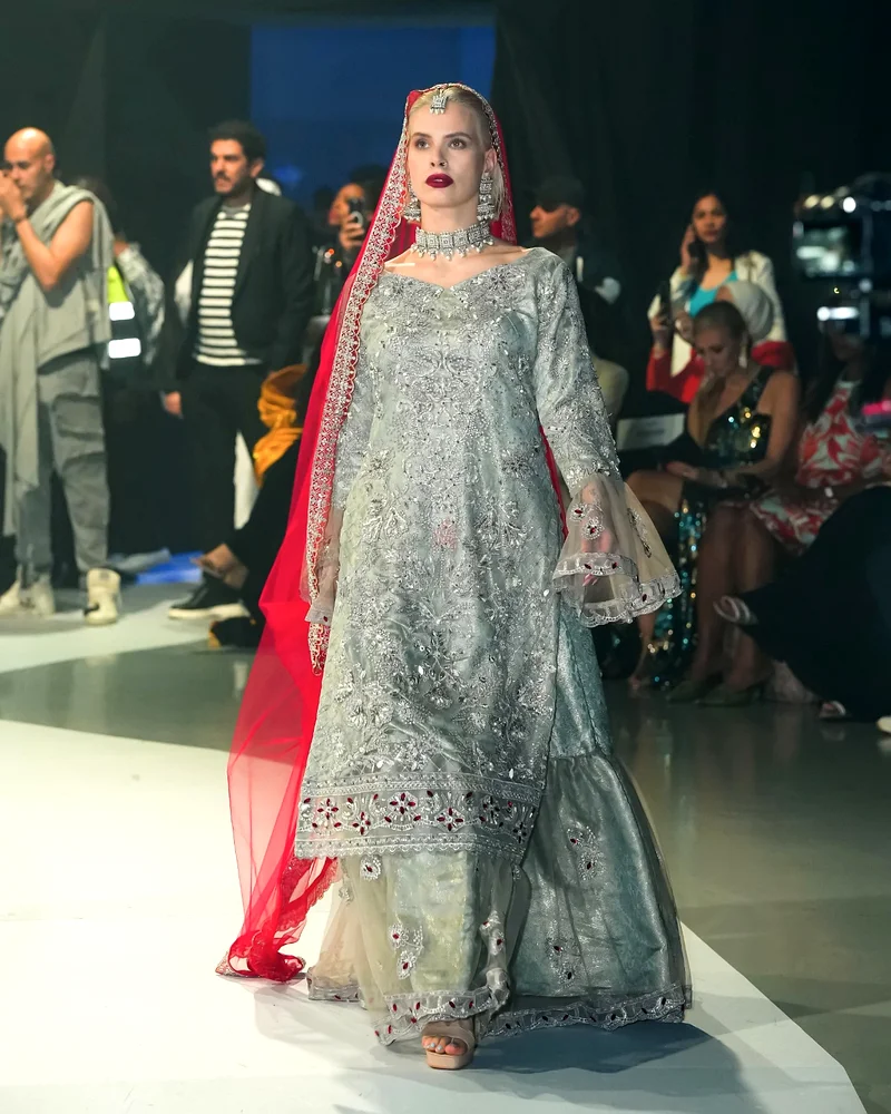 فستان زفاف أنيق فضي وأحمر مثالي للزفاف63238583896577113