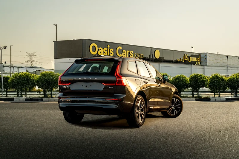 فولفو XC60 B5 دفع أمامي MOMENTUM 2022 كيلومترات قيادة منخفضة خليجي63178403093889113