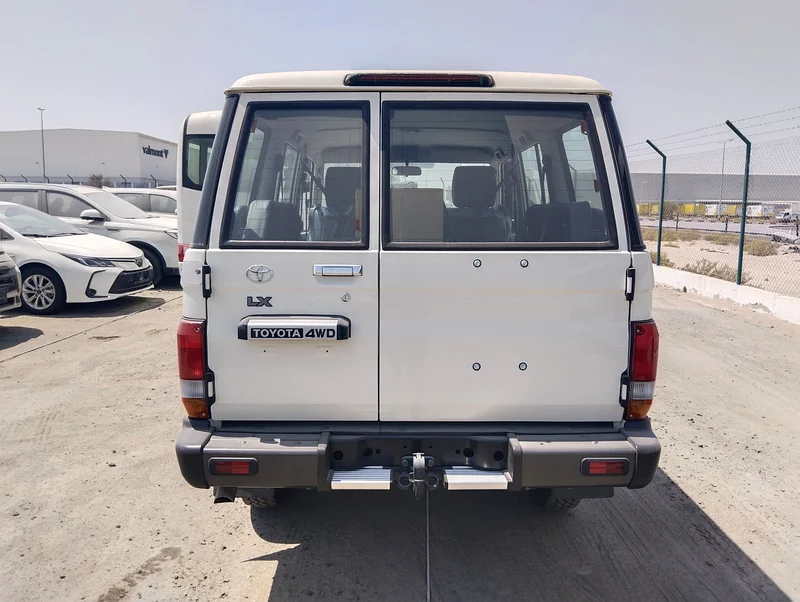 Toyota Land Cruiser 76 series63165691865601113