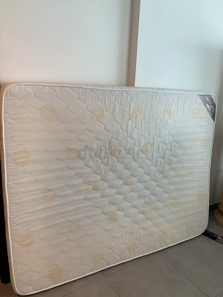 مراتب كوين مريحة للبيع - بحالة جيدة. المقاس 200*150 سم. الكمية: 263179867714049111