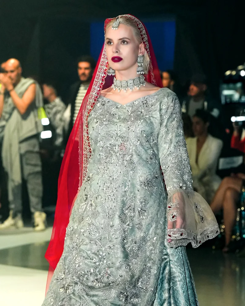 فستان زفاف أنيق فضي وأحمر مثالي للزفاف63238583896577114
