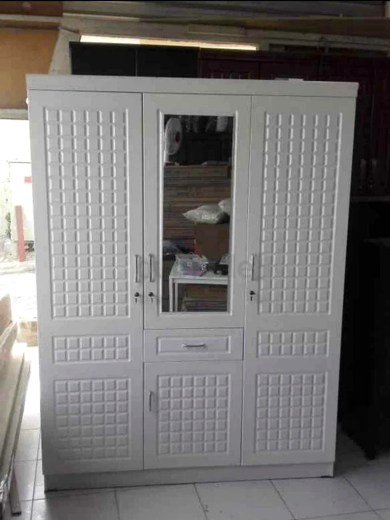 Stylish White Wardrobe with Modern Design63216828601986111