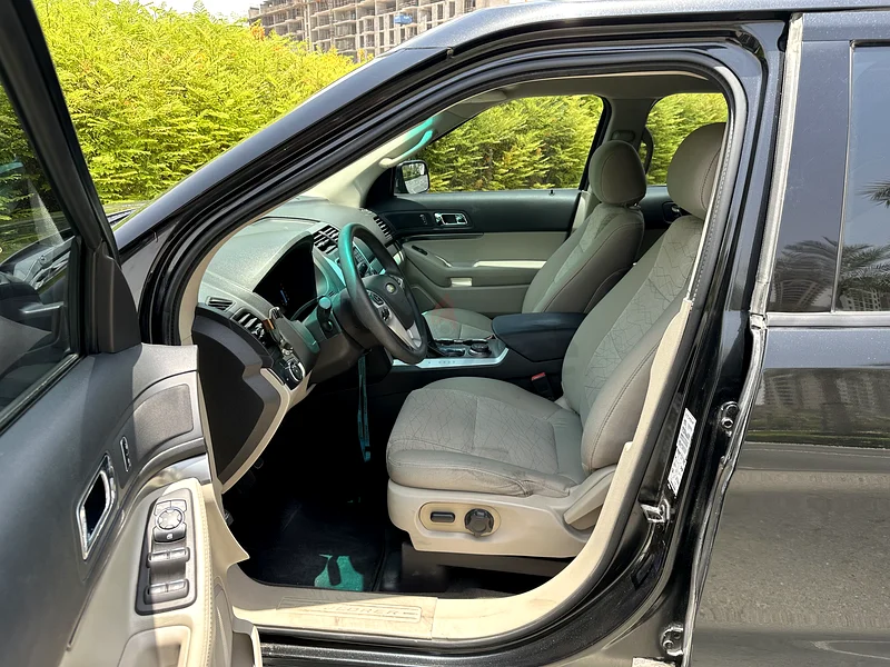 Well-maintained 2015 Ford Explorer XL with 154,000 km.63167557276547111