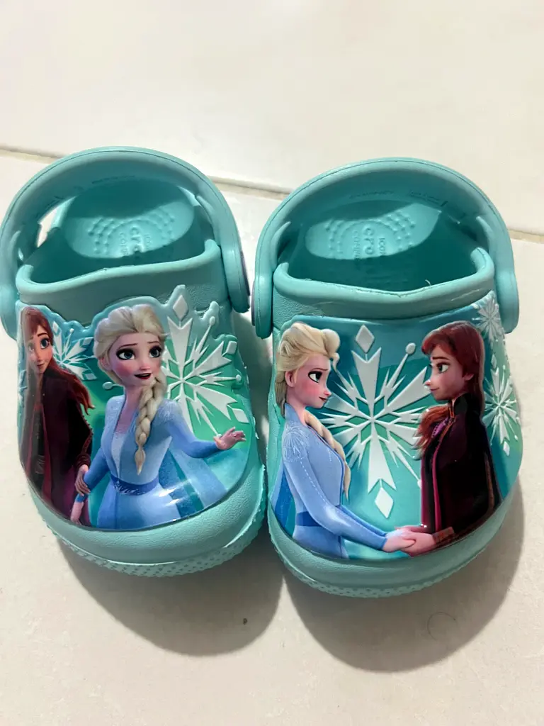 Stylish Crocs in Stunning Aqua Color! Perfect for Comfort and Fashion.