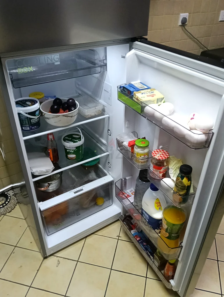 ثلاجة فريزر بحجم كامل، مثل الجديدة، استُخدمت لبضعة أشهر فقط، بحالة ممتازة63255004470659111