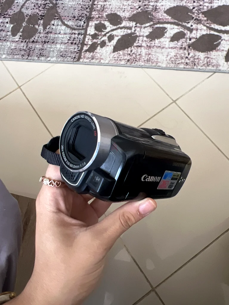 Capture Memories with This Canon Camcorder!632341257077791125