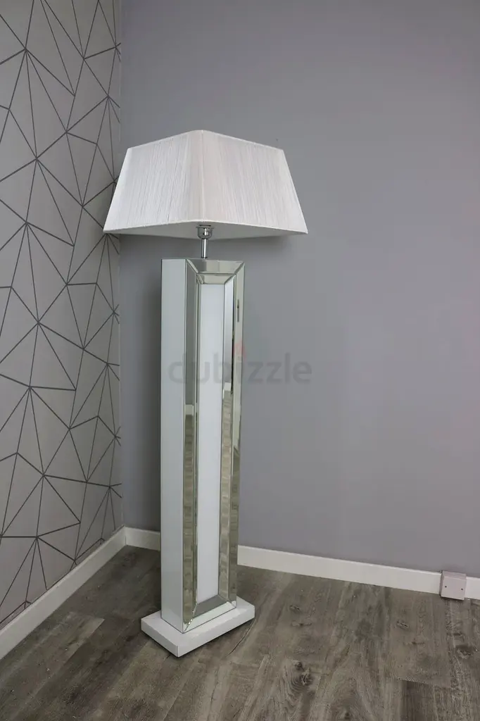 مصباح أرضي عصري أنيق مع غطاء أنيق